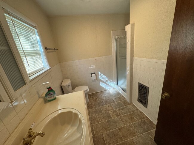 Building Photo - Spacious Home with Garage, Deck & Convenient Location