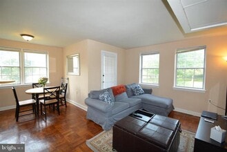 Building Photo - 6628 E Wakefield Dr
