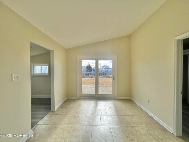 Building Photo - 3 W Potomac Dr