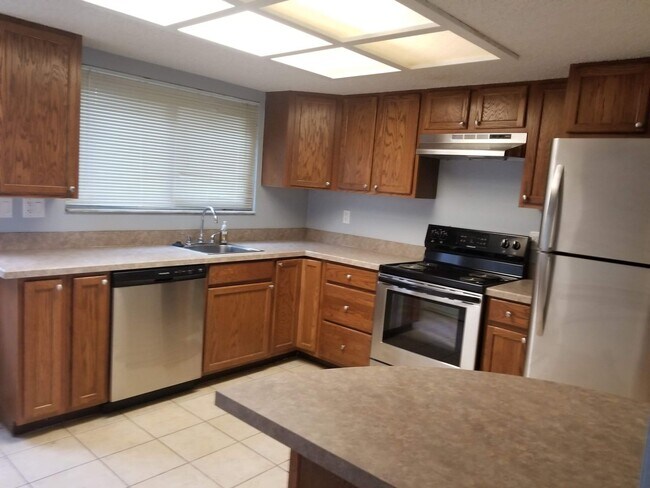 Building Photo - Two-Bedroom Townhome Across from Country Park