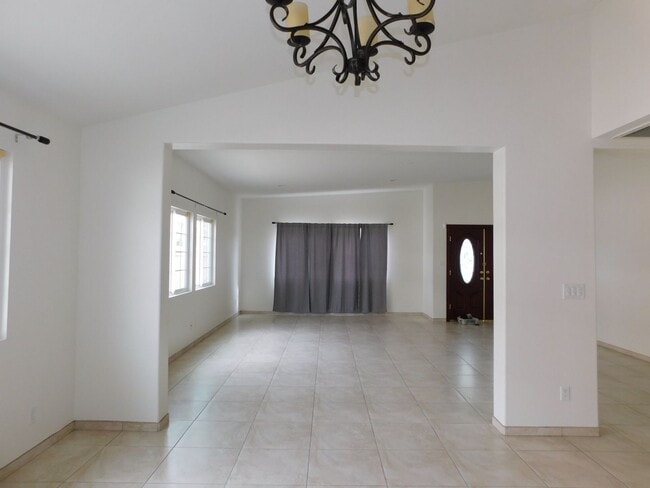 Building Photo - Beautiful single story 3 bedroom, 2 bathroom home in Fountain Valley