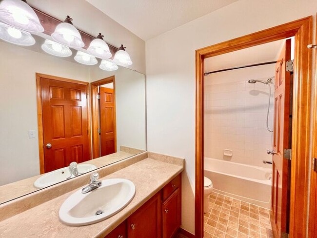 Building Photo - Beautiful 4 bed/ 3 bath Home with Office!