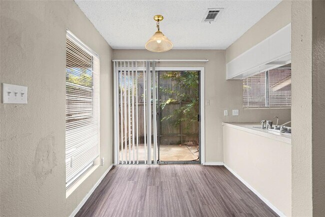 Building Photo - 2809 Parker Ln