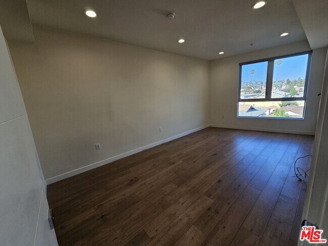 Building Photo - 105 S Mariposa Ave