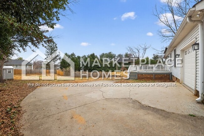 Building Photo - 1119 Roper Mountain Rd