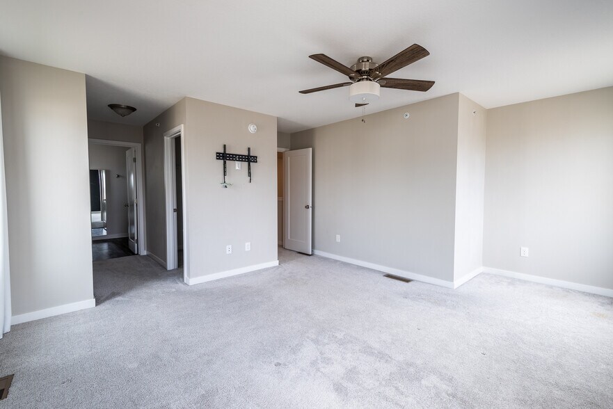 Building Photo - 329 NE Otter Dr