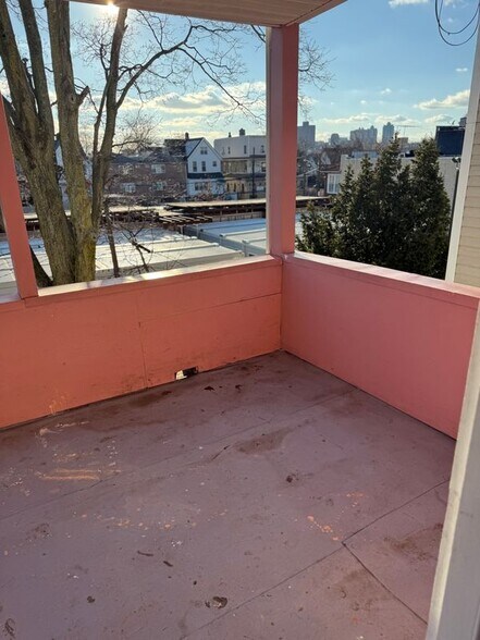 Building Photo - 680 E 223rd St