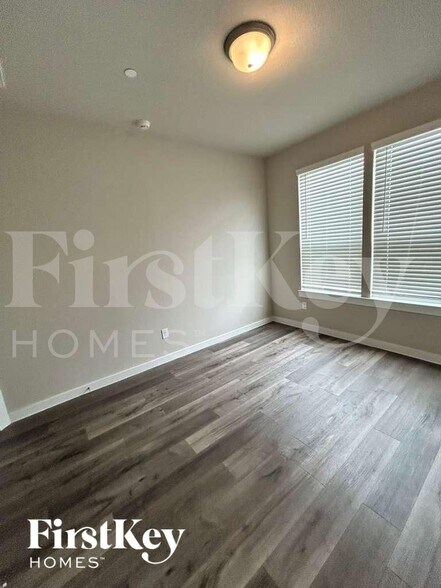 Building Photo - 341 N Centro Cir