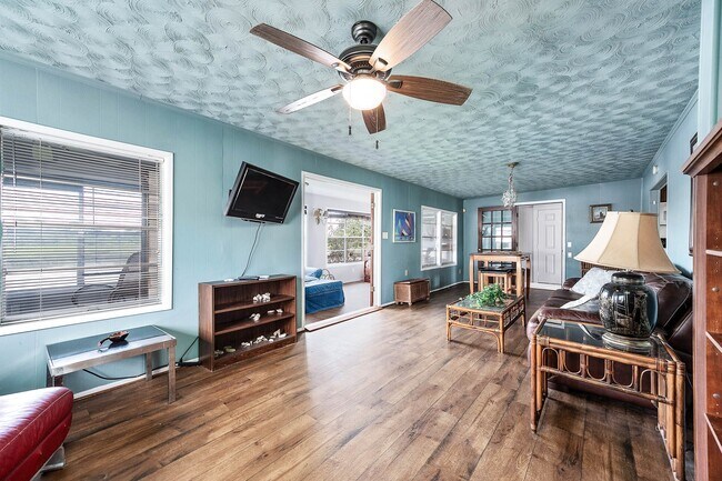 Building Photo - 325 Palm Dr