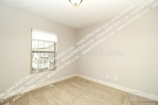 Building Photo - 3600 SE Glenstone Dr