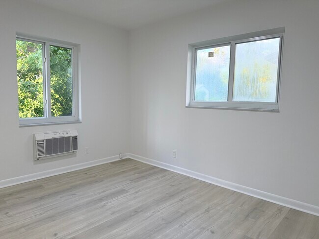 Building Photo - 231 NE 16th Ave