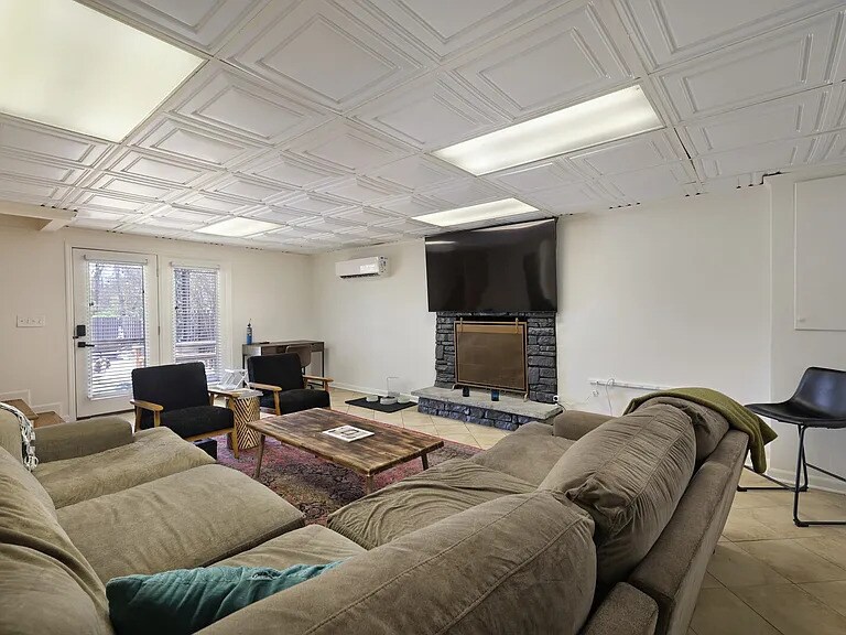 Building Photo - 436 Foothill Dr