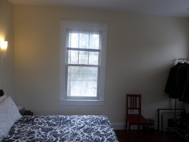 Building Photo - 1685 Crescent Pl NW