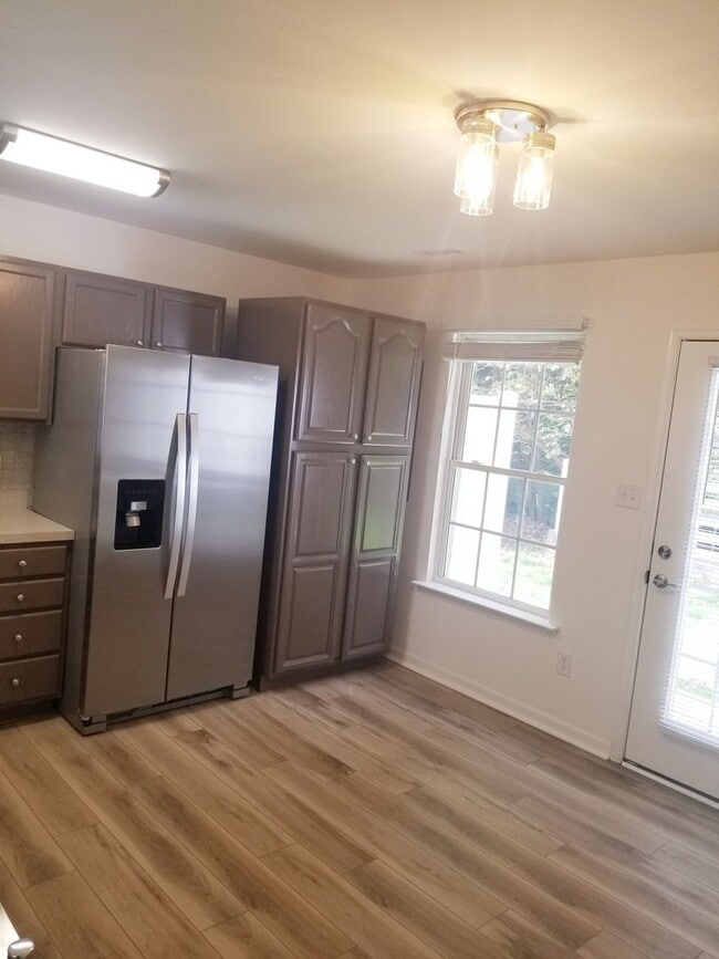 Building Photo - Renovated Two Bedroom Townhouse Close to L...