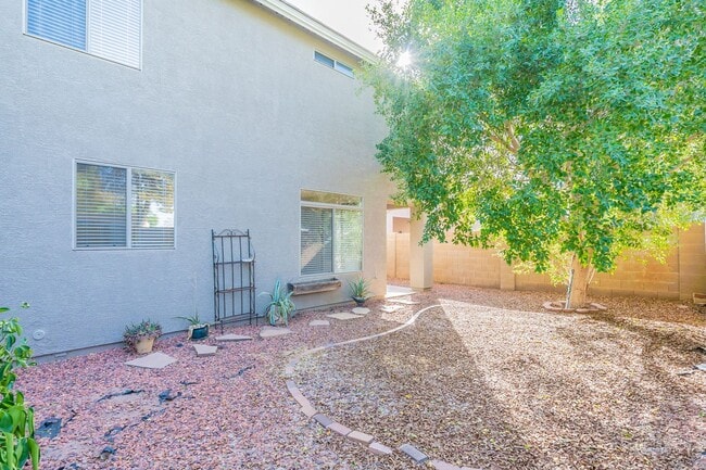 Building Photo - AVAILABLE JULY - Three Bedrooms + Loft!