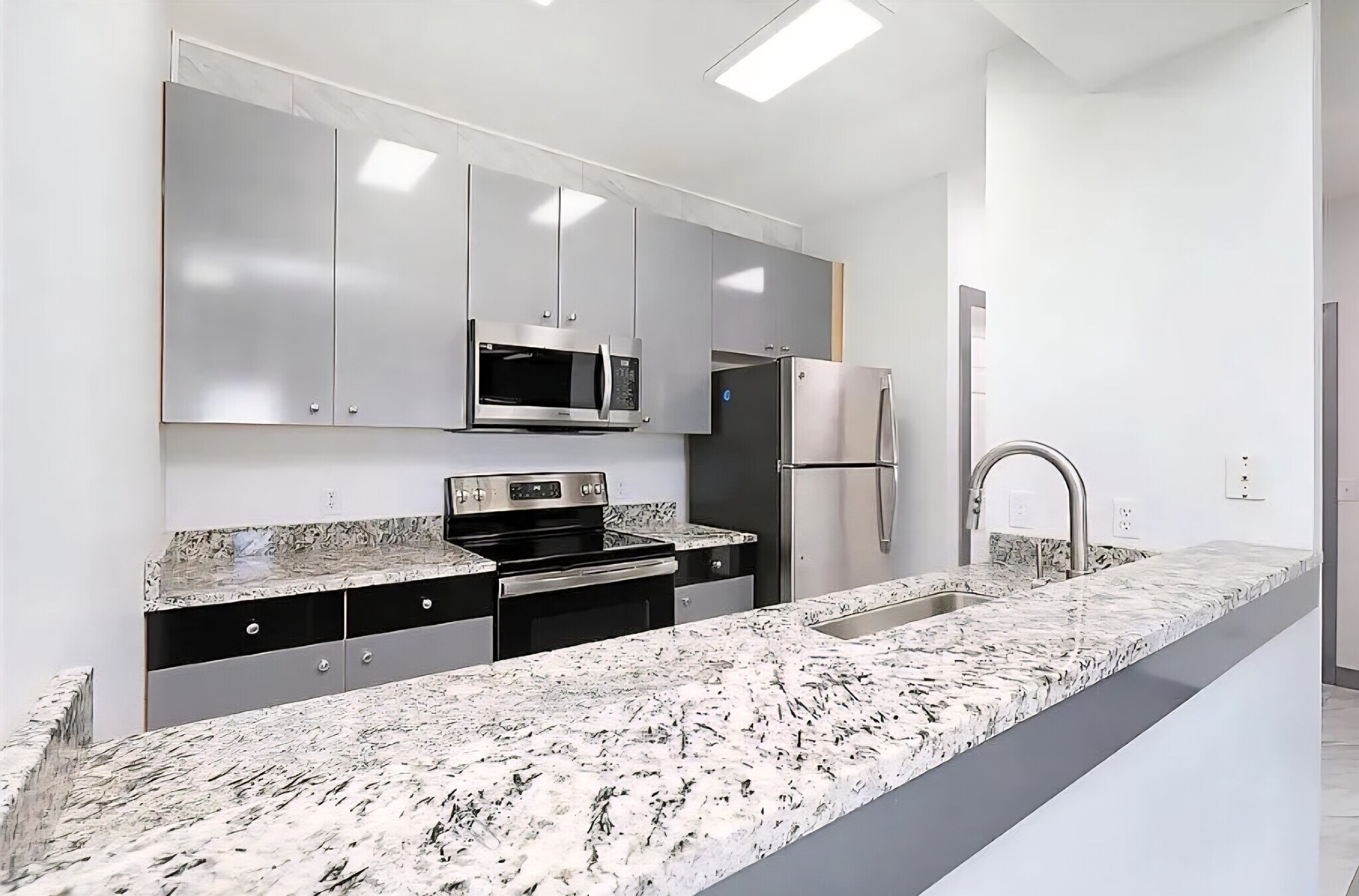 Building Photo - 1760 SE LA Grant Pkwy