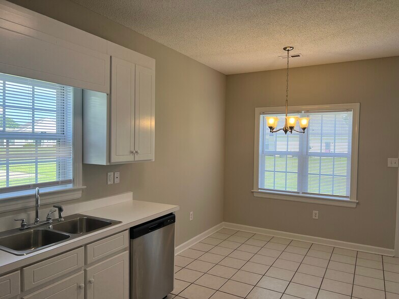 Building Photo - 3321 Whitlock Dr N