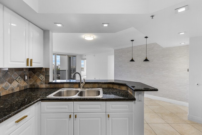 Building Photo - 1800 Sunset Harbour Dr