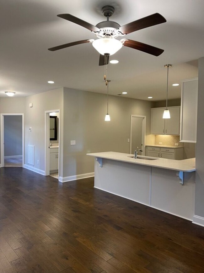 Building Photo - 3 Bedroom Townhome w/ 2 Car Garage