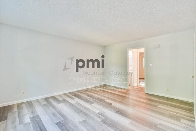 Building Photo - 42 Greenwood Cir