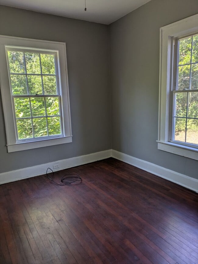 Building Photo - 4 Bedroom 2 bathroom home with bonus room