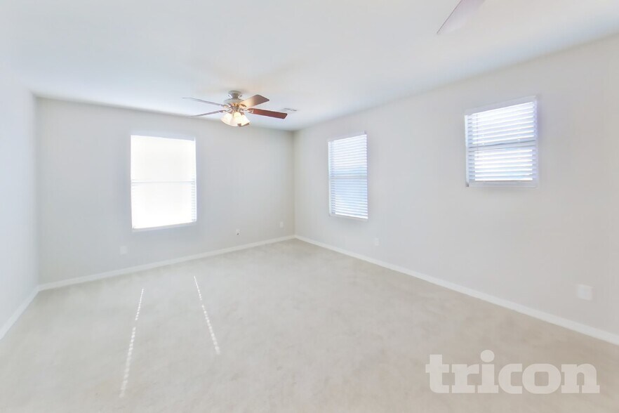 Building Photo - 880 W Busa Dr