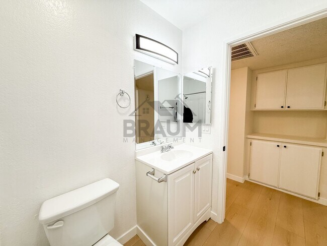 Building Photo - 11007 Hartsook St