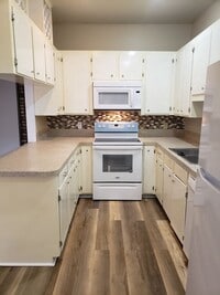 Building Photo - 3360 Eastwood Dr