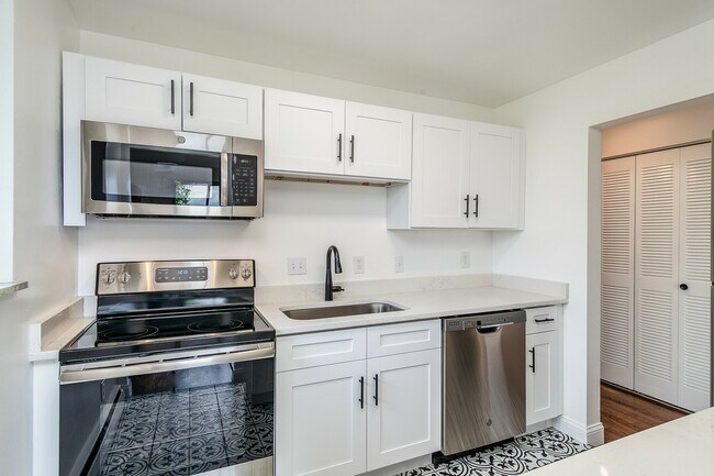 Harper 05 - 2308-2312 Harper Avenue