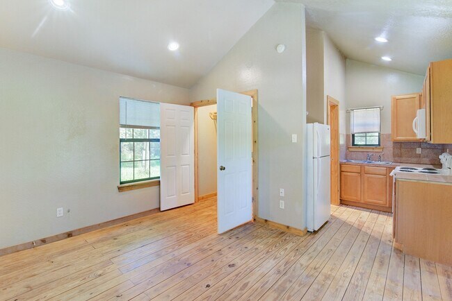 Building Photo - 10521 Tanyard Rd