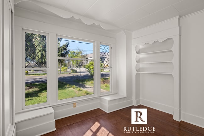 Building Photo - Vintage East Medford Living / Huge Private Front Porch