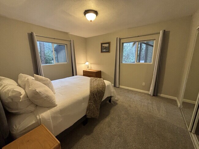 Building Photo - Beautiful, fully remodeled and furnished 1600+sf apartment ready to go!