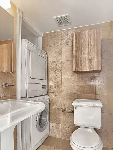 Building Photo - 204 E 13th St