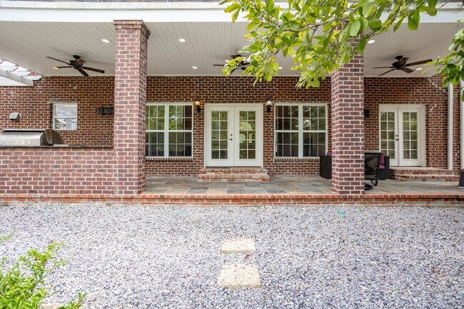 Building Photo - Historic Highland Road Beauty with Bayou V...
