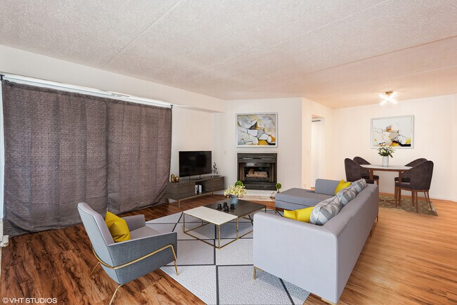 Family room - 457 Valley Dr