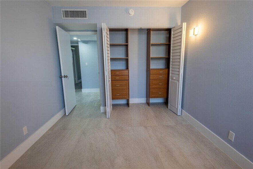 Building Photo - 20350 W Country Club Dr