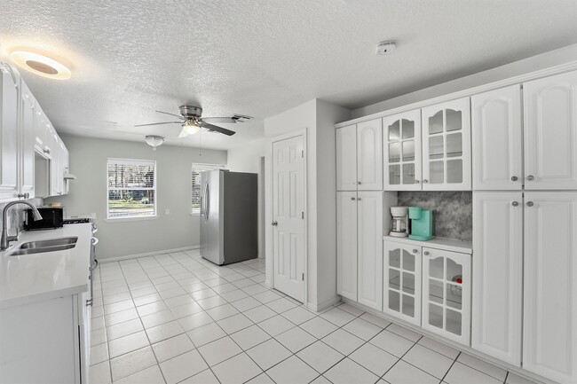 Building Photo - 13392 Southshore Dr