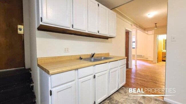 Building Photo - 1 bedroom in CHICAGO IL 60613