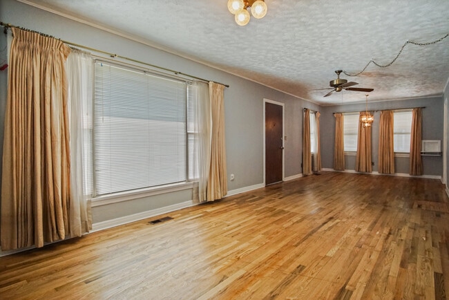 Building Photo - 433 Showalter Dr