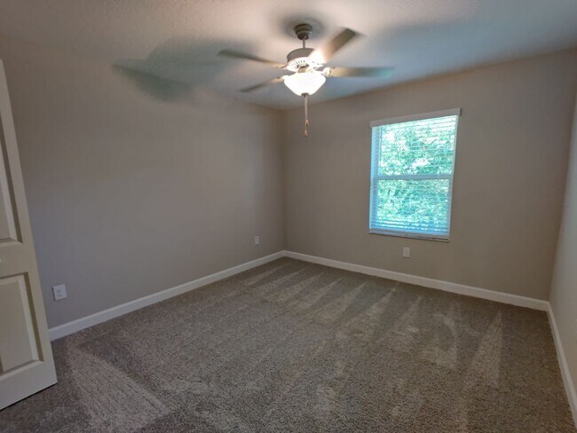 Building Photo - 23240 Willow Glen Way