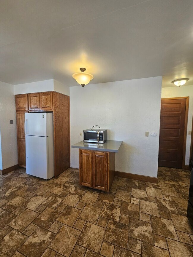 Building Photo - 1-603 1/2 N Superior Ave