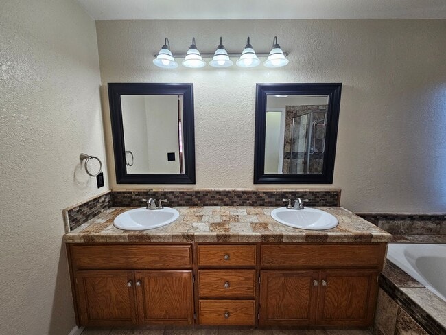 Building Photo - Large 4 bedroom two story in east Modesto!