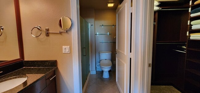 Building Photo - Fully furnished-full Sphere view