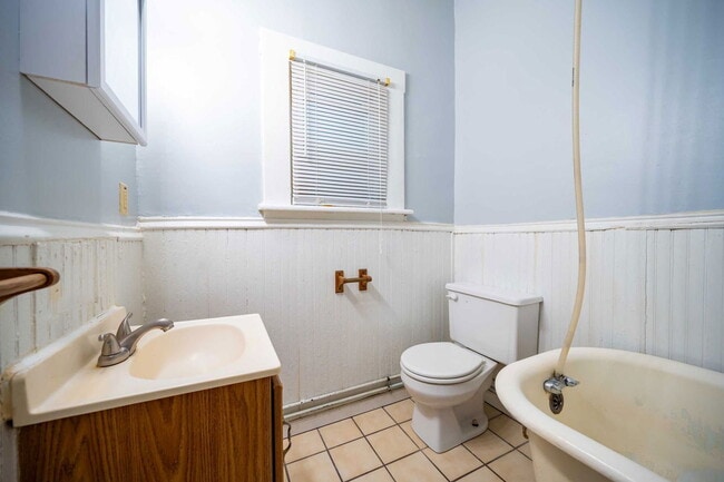 Building Photo - 250 1/2 W 5th Ave