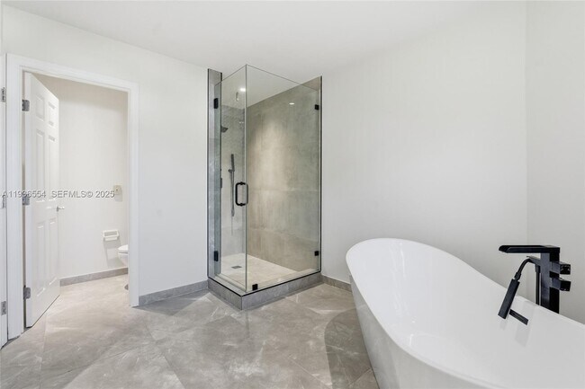 Building Photo - 3135 NE 211th St