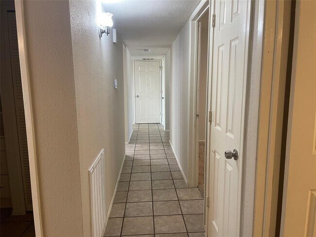 Building Photo - 630 Valley View Dr