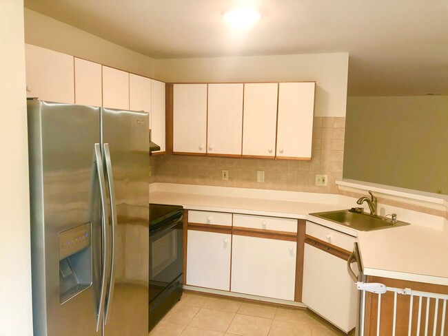 Building Photo - Updated 2 Bedroom Lower Level Condo in Gle...