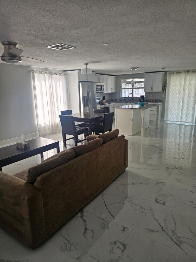 Building Photo - 2 bed, 2 bath waterfront retreat!