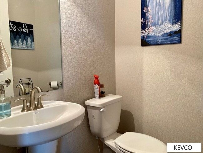 Building Photo - Expansive Newer Construction Townhome!