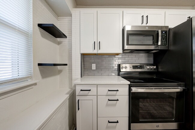 Building Photo - 727 Vicksburg Ave